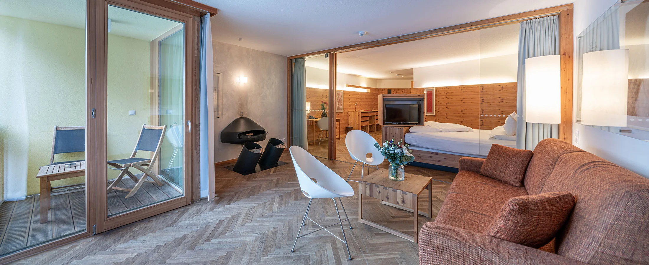 Wohnbereich mit Designstühlen in der Wellness Suite Sölderkogl